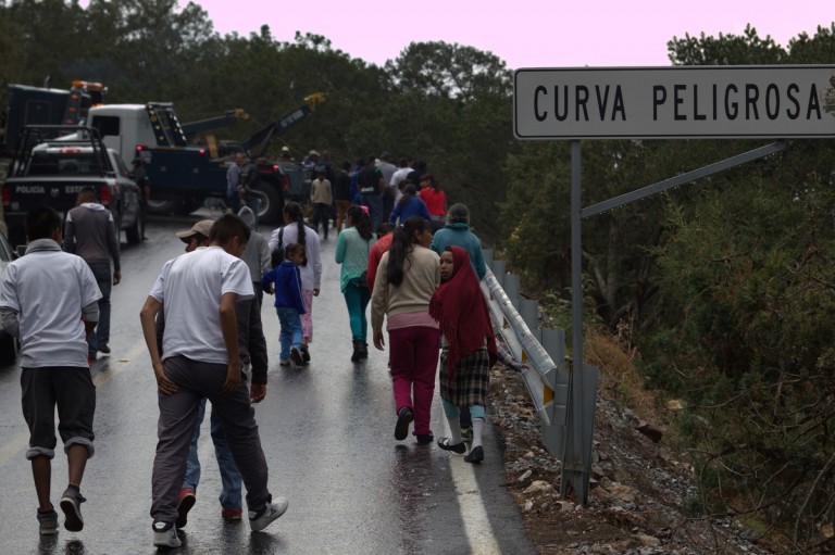 Desbarranca camion con 50 indigenas de San Joaquin_DC__2