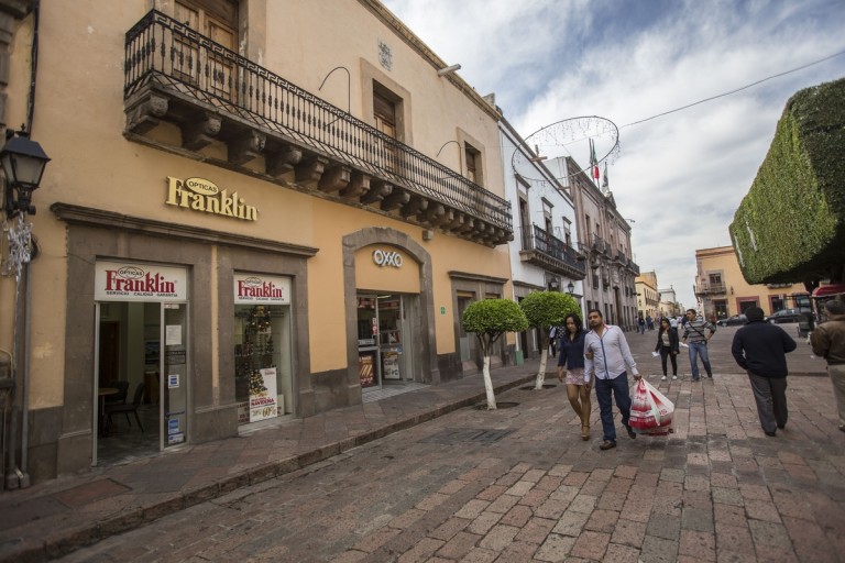 Queretanos realizan sus compras