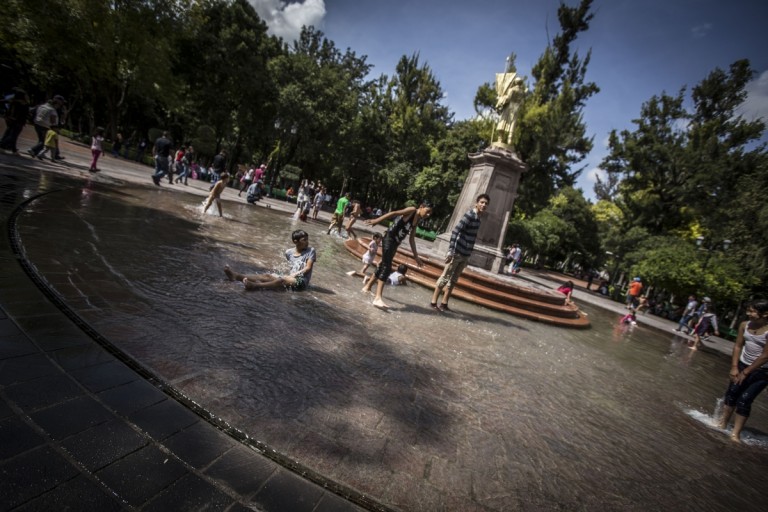 Y contra el calor la Alameda Hidalgo, un mini balneario_DC_