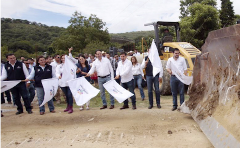 Francisco Domínguez encabezó el arranque de obra del camino San Juan Buenaventura-El Quirino. Foto: Especial