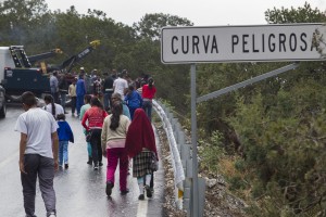 Desbarranca camión con 50 personas en San Joaquín. San Joaquín. Queretaro. 19 de abril de 2016.- Alrededor de las nueve de la mañana un camión que transportaba a 50 indígenas invitados al evento del gobernador, Francisco Dominguez, donde se entregarían recursos a proyectos producto del PROIN (Programa para Mejoramiento de la Producción y Producción Indigena) salió de la carretera a la altura de la comunidad de los Juárez, en el municipio de San Joaquín, Querétaro. En este desafortunado accidente fallecieron dos personas, un adulto de 41 años y un menor de cuatro años. De la totalidad de quienes viajaban 22 lesionados fueron atendidos en el Hospital de Cadereyta; donde siete personas se reportan graves y dos personas más muy delicadas. Al lugar acudieron a brindar los primeros auxilios los destacamentos de protección civil de los municipios de Colón, Cadereyta, Ezequiel Montes y San Joaquín. El gobernador Dominguez canceló su asistencia al evento de la entrega de los recursos para visitar a los lesionados y conocer de primera mano su estado de salud y con ellos se comprometió a brindarles todo el apoyo del estado. Simultáneamente en el lugar del accidente los familiares y sobrevivientes del accidente pidieron a las autoridades, a través de medios de comunicación, se consignara al conductor del camión a quien el comisariato ejidal ya le había advertido que manejaba a exceso de velocidad; asimismo pusieron énfasis en que la carretera debe ser re-acondicionada y finalmente pidieron apoyos paras los gastos funerarios, para los familiares de las víctimas y los gastos médicos. Foto: Demian Chávez