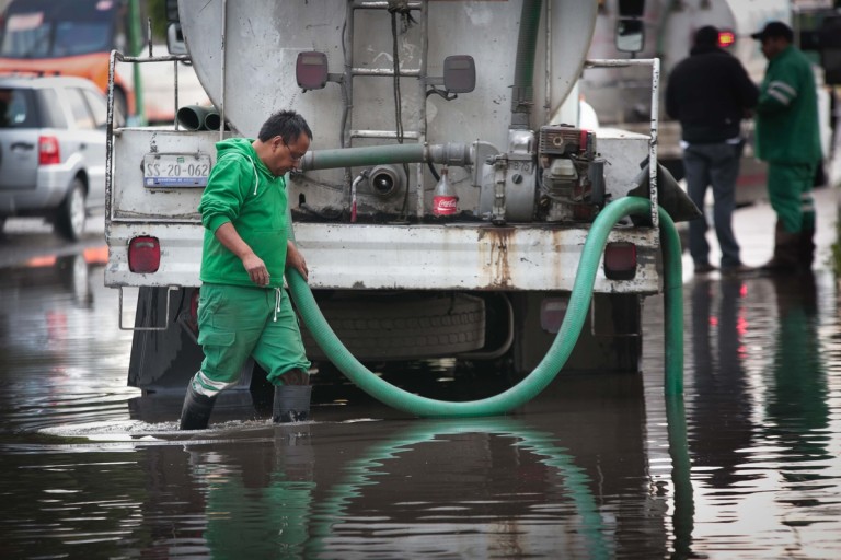 SERVICIOS_PUBLICOS_TRABAJN_EN_ENCHARCAMIENTOS_VP__8