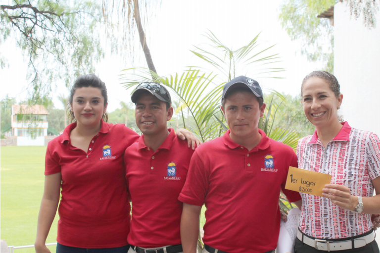 Alejandra Ceballos recibió su premio. Foto: Especial