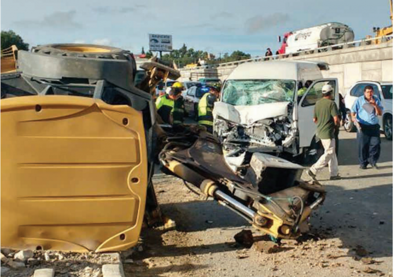 Aparatoso accidente en carretera a San Luis Potosí. Foto: Especial