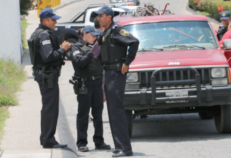 Apoyan a personas despojadas de pertenencias. Foto: Especial