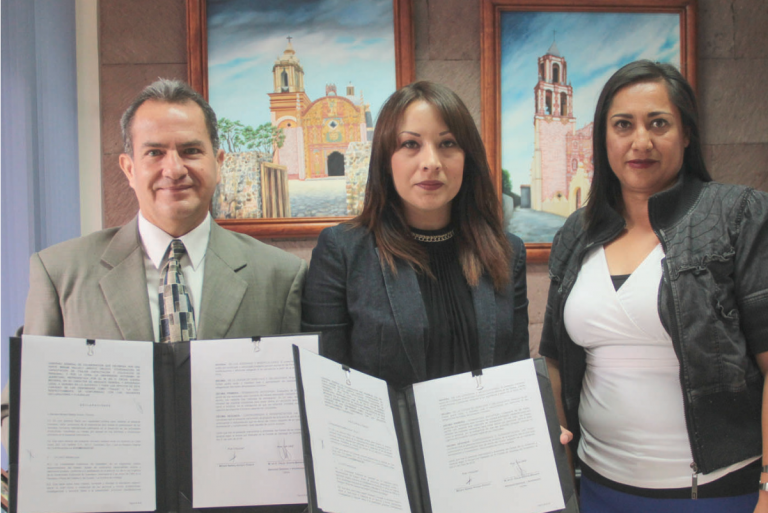 Autoridades universitarias y de iTsaJob celebraron la firma del convenio. Foto: Especial