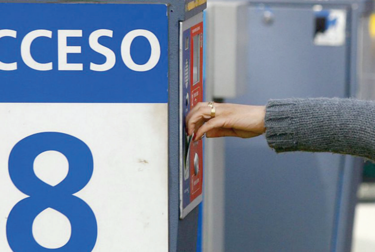 Destacan la labor de evitar cobros en estacionamientos. Foto: Especial