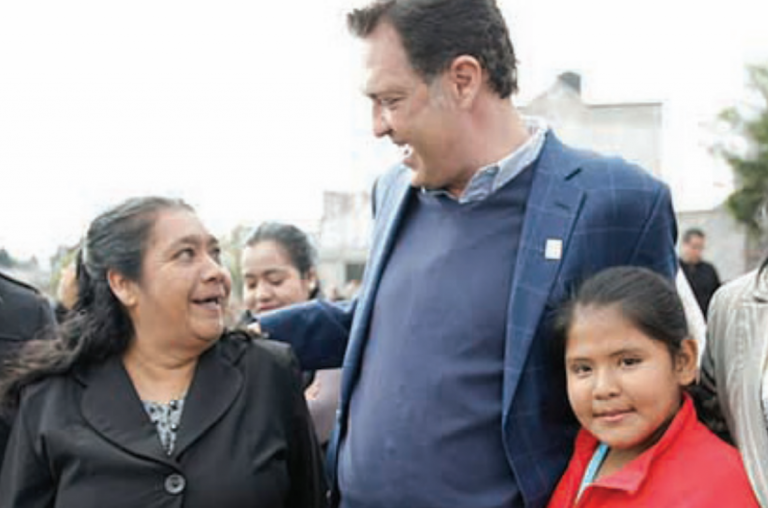 El alcalde trabajará en emprender obras sociales. Foto: Especial