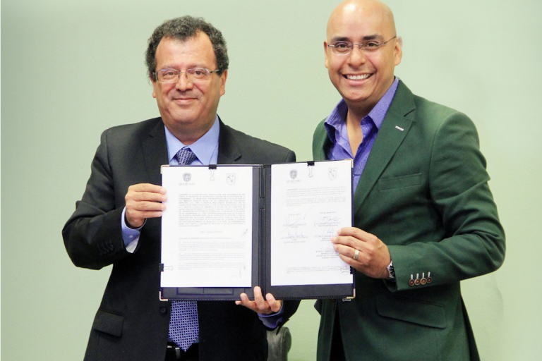 El alcalde firmó un convenio de colaboración con la UAQ para apoyar distintos proyectos. Foto: Especial