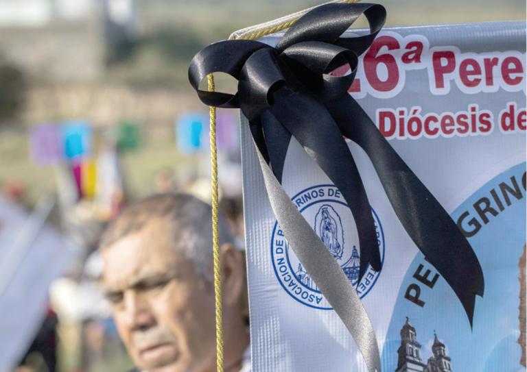 El gobernador da condolencias a las familias. Foto: Especial