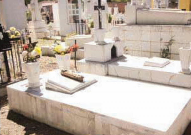 El panteón se encuentra en completo desorden. Foto: Especial