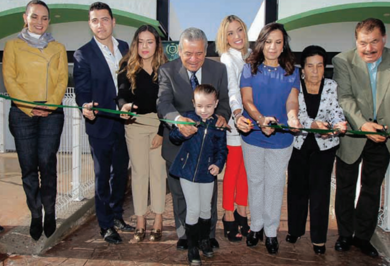 El tradicional corte de listón. Foto: Especial