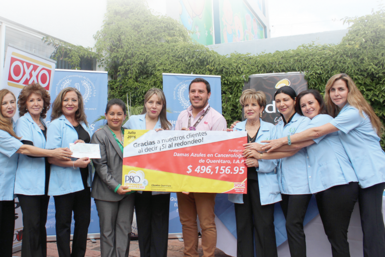 Las Damas Azules de Cancerología, recibieron el cheque de lo recaudado por el redondeo. Foto: Especial