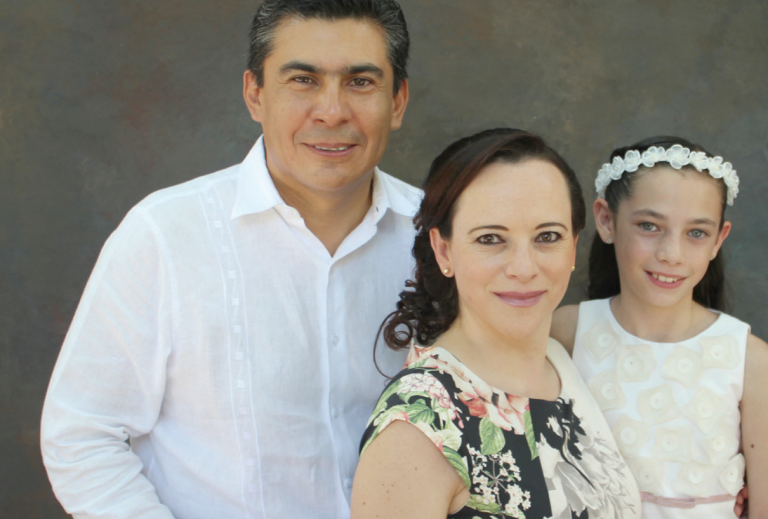 Fernanda en su Primera Comunión. Foto: Especial