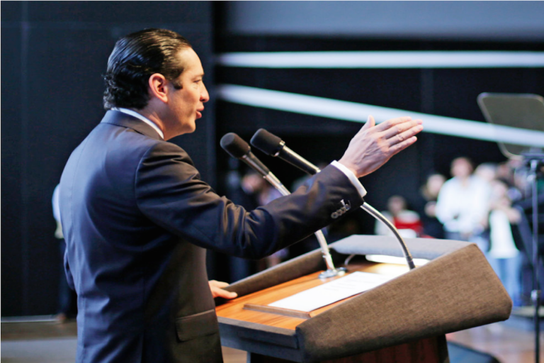 Francisco Domínguez se compromete con adultos mayores.  Foto: Especial