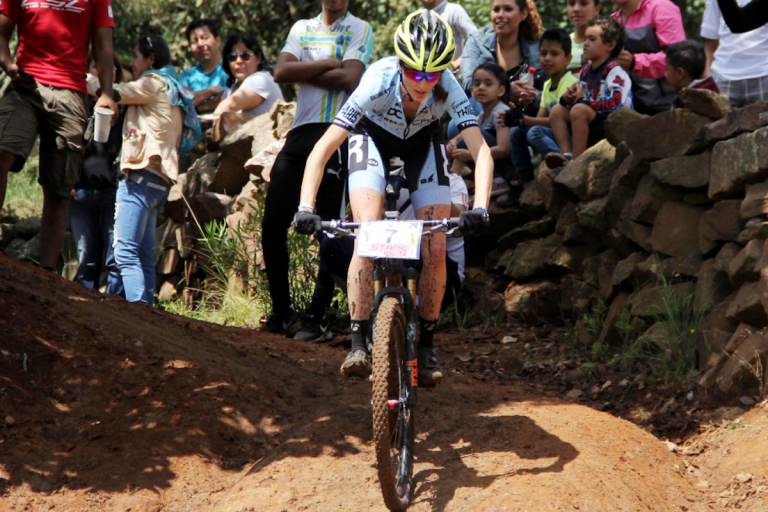 La abanderada demostró su capacidad deportiva. Foto: Especial