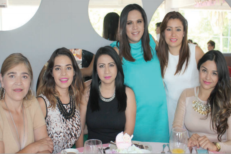 La festejada con sus amigas. Foto: Especial