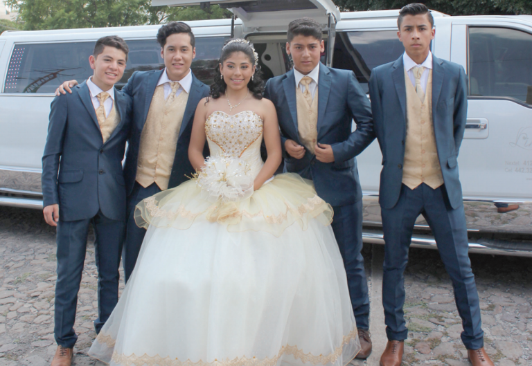 La festejada con sus chambelanes. Foto: Especial