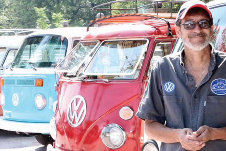 Llevan autos antiguos a la Alameda Hidalgo. Foto: Especial