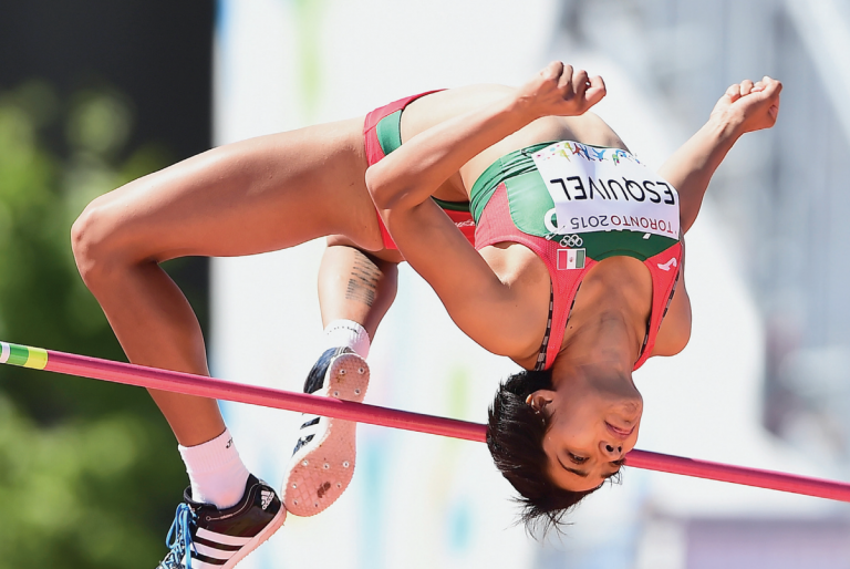 Luego de dos fallos la atleta superó la varilla. Foto: Especial