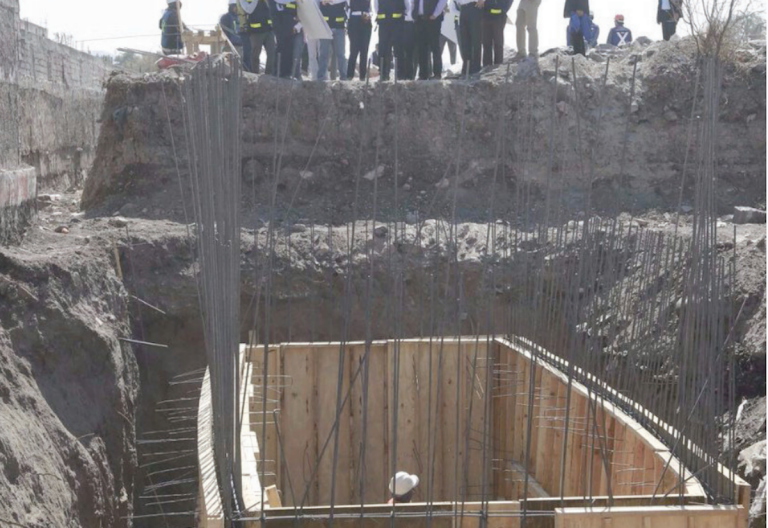El puente peatonal debió estar listo hace 2 meses. Foto: Especial