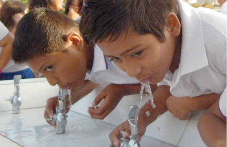 Revisarán cuantos bebederos instalarán en las escuelas de nivel básico. Foto: Especial