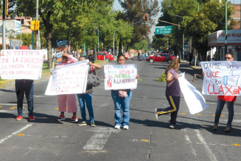 Padres de familia cierran escuelas. Foto: Especial
