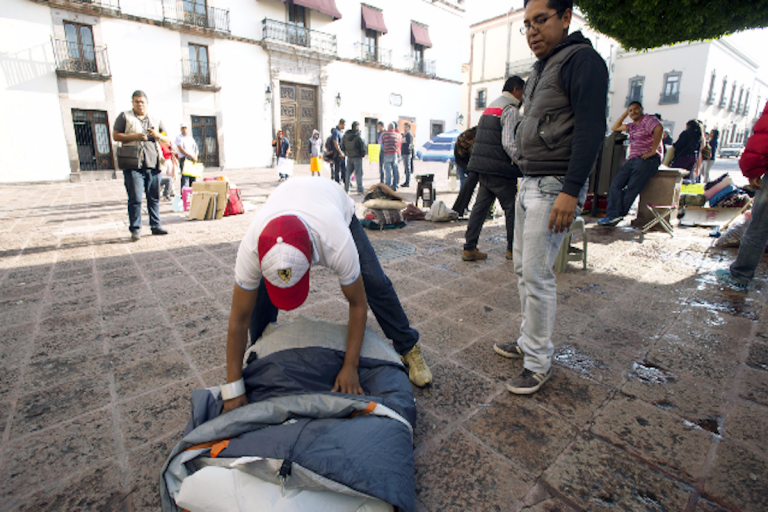 Miembros de la UCFCP amenazaron con seguir en plantón en Plaza de Armas, pese a ser retirados anteanoche por la Poes. Foto: Especial