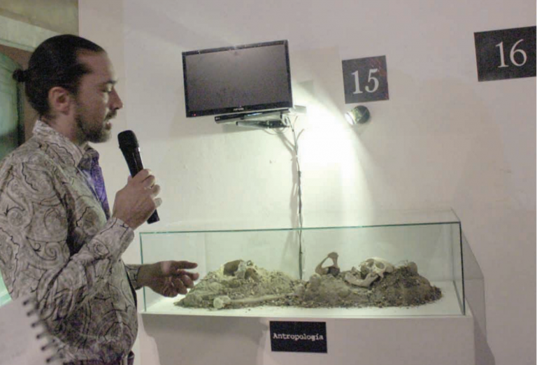 Se fueron explicando cada una de las representaciones de asesinatos. Foto: Especial