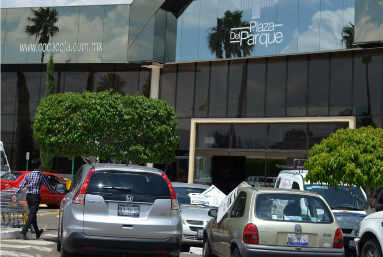 Varias plazas deberán ponerse al corriente del predial. Foto: Especial