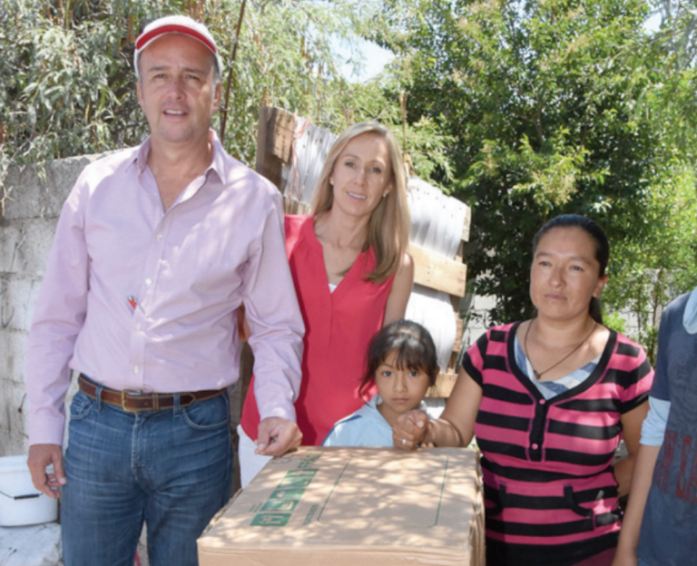 El alcalde y su esposa dieron atención a los afectados. Foto: Especial