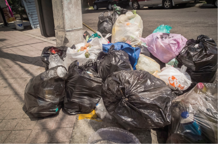 Ciudadanos molestos por desconocimiento de horarios. Foto: Especial