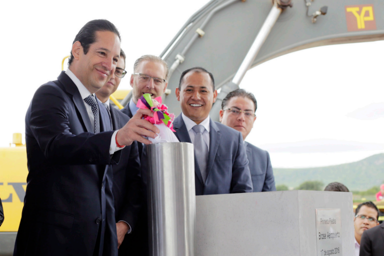 Coloca Pancho la primera piedra de la tercera planta Brose. Foto: Especial