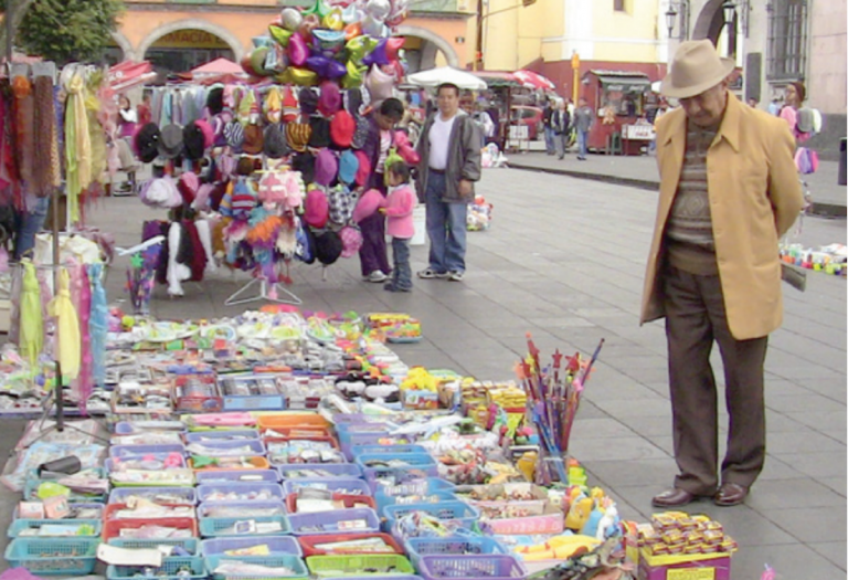 Comienza el reordenamiento del comercio ambulante. Foto: Especial