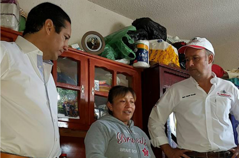 El gobernador visitó a familias afectadas por las lluvias. Foto: Especial