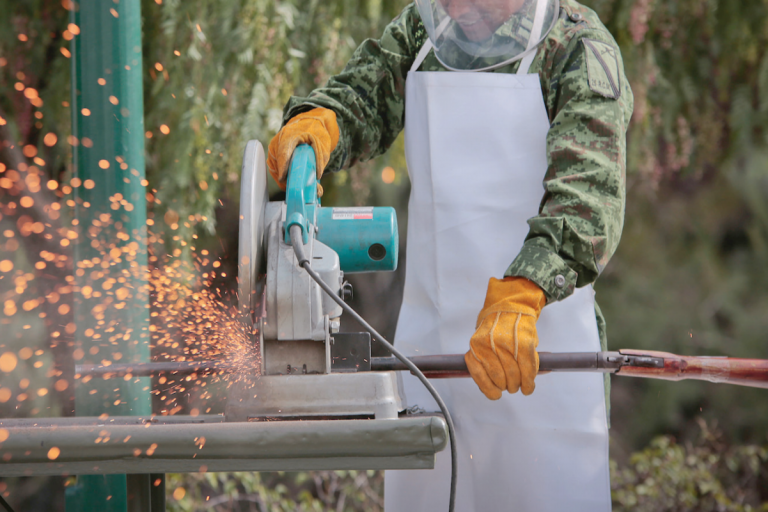 Elementos destruyen armas decomisadas. Foto: Especial