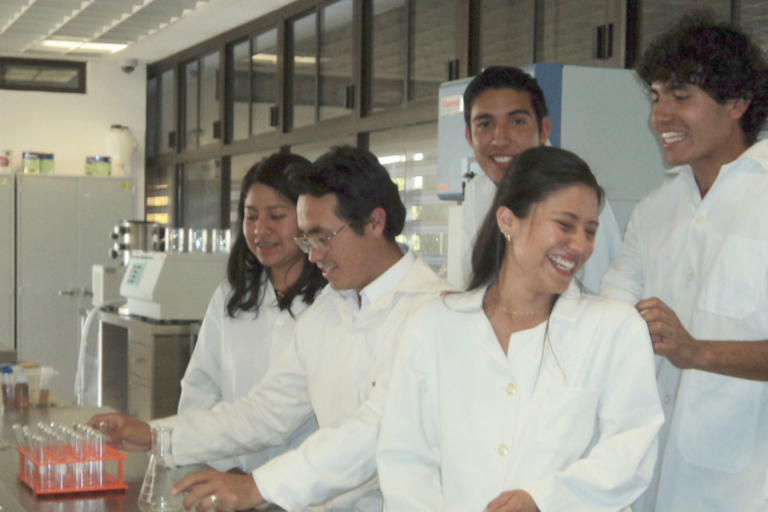 Entregan apoyos en el marco de la semana nacional del emprendedor. Foto: Especial