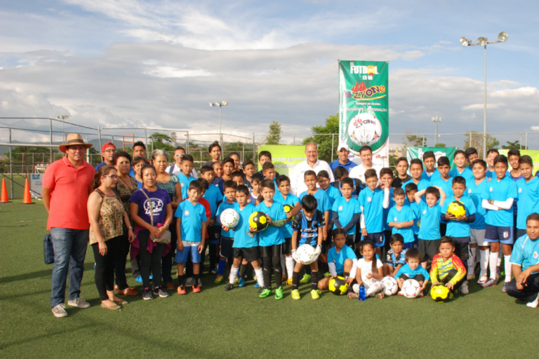 Entregan material para seguir apoyando el deporte. Foto: Especial