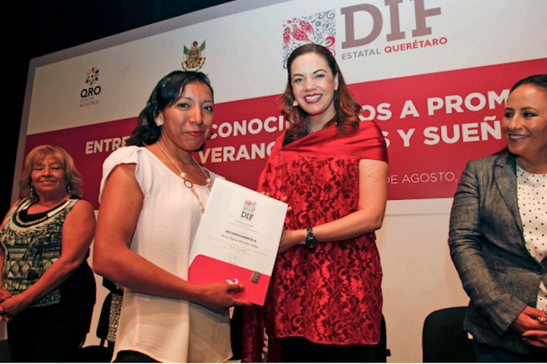 Entregan reconocimientos. Foto: Especial