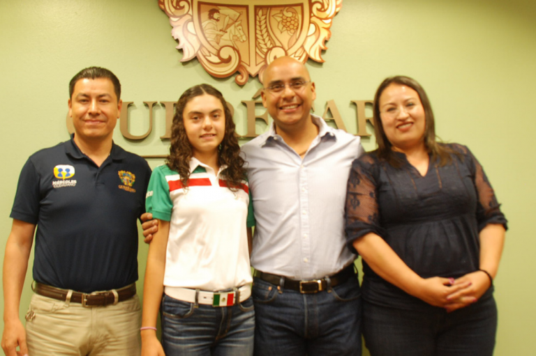 Felicita alcalde a campeona mundial. Foto: Especial