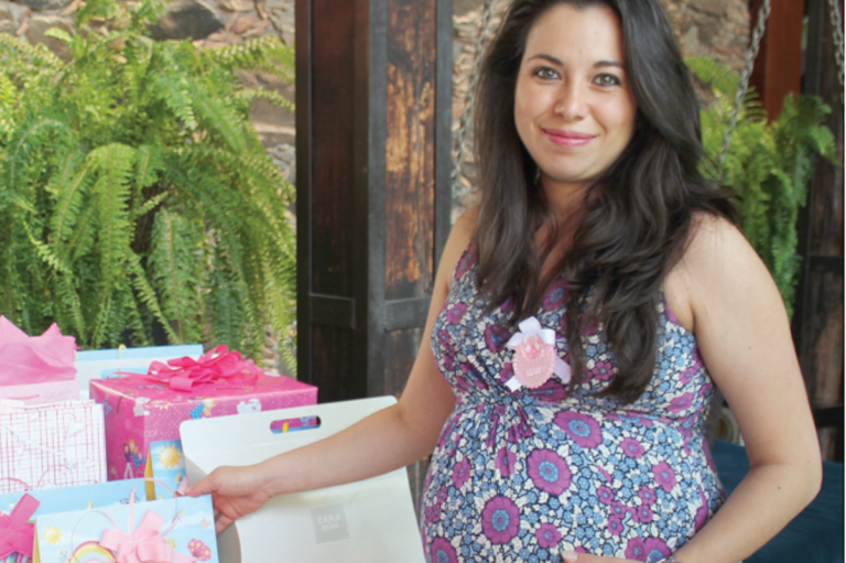 Invitadas hicieron regalos y felicitaron a la futura mamá. Foto: Especial