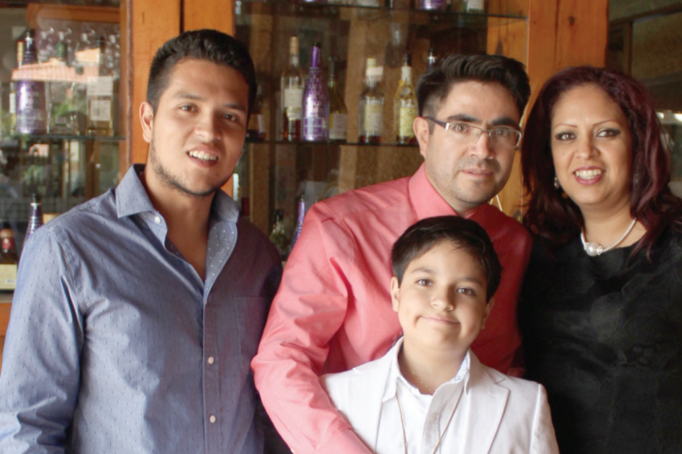 Luis con su familia. Foto: Especial
