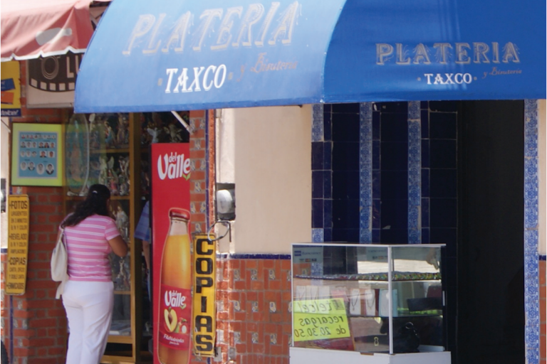 Regularán anunciós y toldos del municipio. Foto: Especial