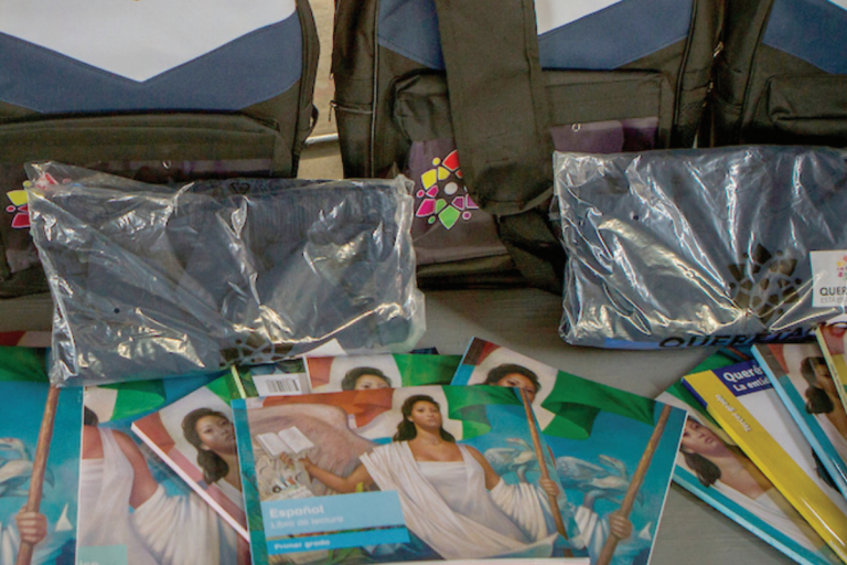 Se entregaron mochilas útiles y uniformes. Foto: Especial