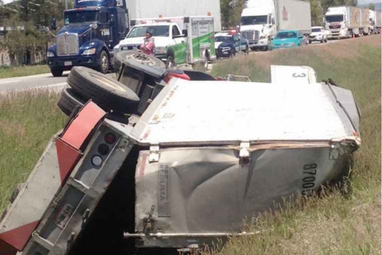 Se impactan unidades pesadas en libramiento Noroeste. Foto: Especial
