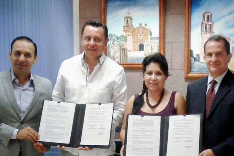 Signan convenio para promover el trabajo conjunto. Foto: Especial