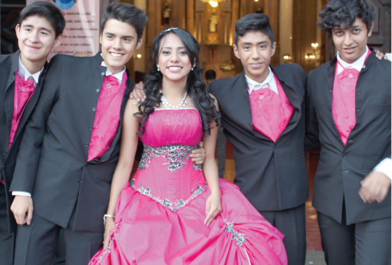 Yunuen fue felicitada y disfrutó sus XV años. Foto: Especial