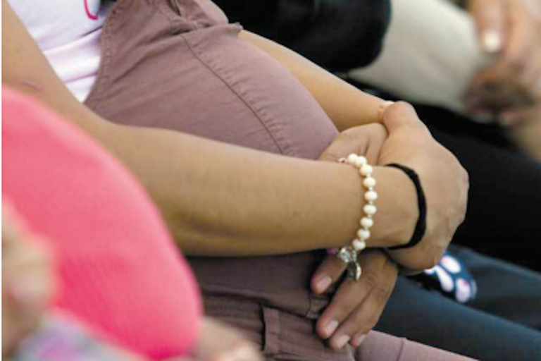 Al alza menores que son mamás. Foto: Especial