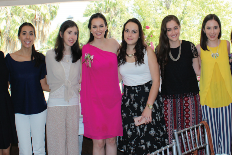 Colmada de felicitaciones este día. Foto: Especial