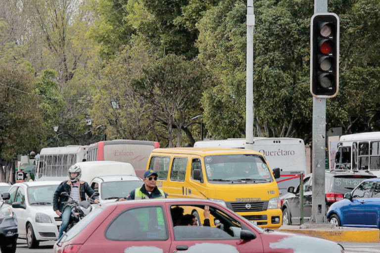Colocarán semáforos inteligentes. Foto: Especial